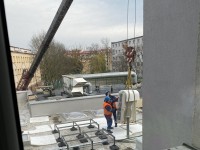 montaż agregatów jednostki zewnętrznej pomp ciepła na konstrukcji nośnej